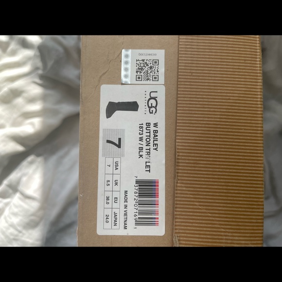 UGG bailey triple button boots sz 7 with box - Picture 3 of 3